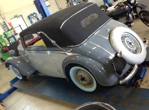 Fahrzeuge und Sitzbänke