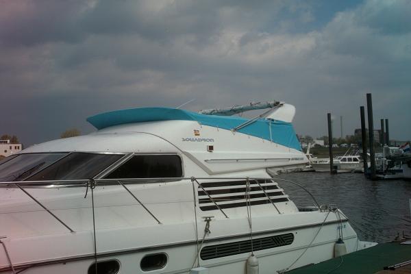 Flybridge-Abdeckung Schräg nach achtern ablaufend. 