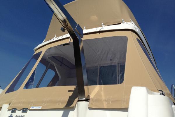 Flybridge-Abdeckung Geräteträger achtern mit eingepackt. 