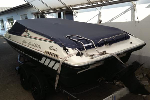 Hafen- Transportplane Ab Scheibenunterkante, dadurch mehr UV-Schutz. 